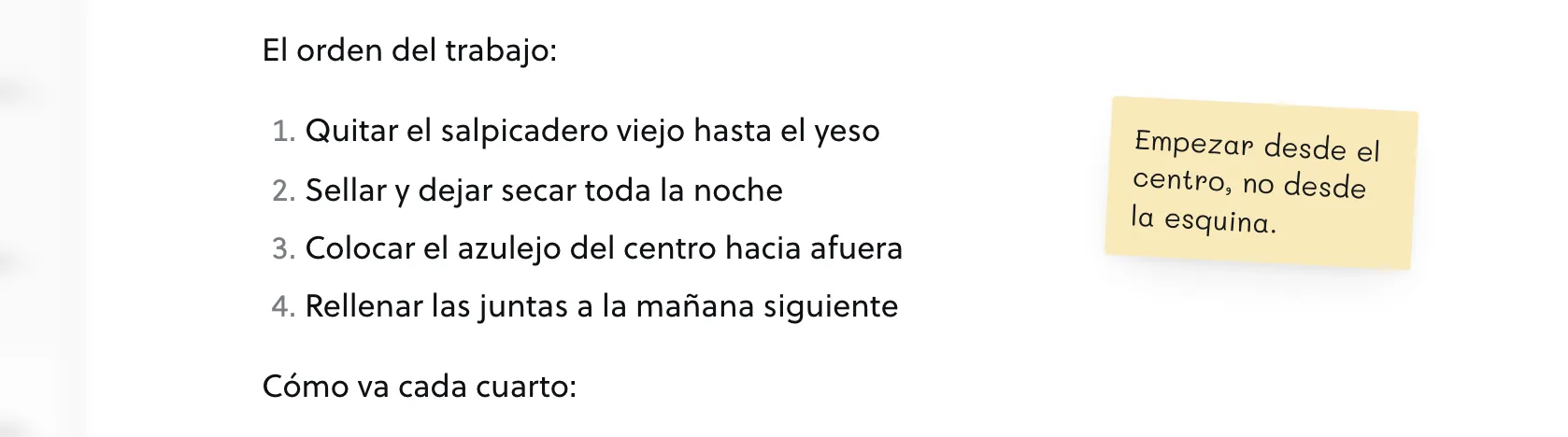 Un post-it amarillo junto a una lista numerada en una nota.