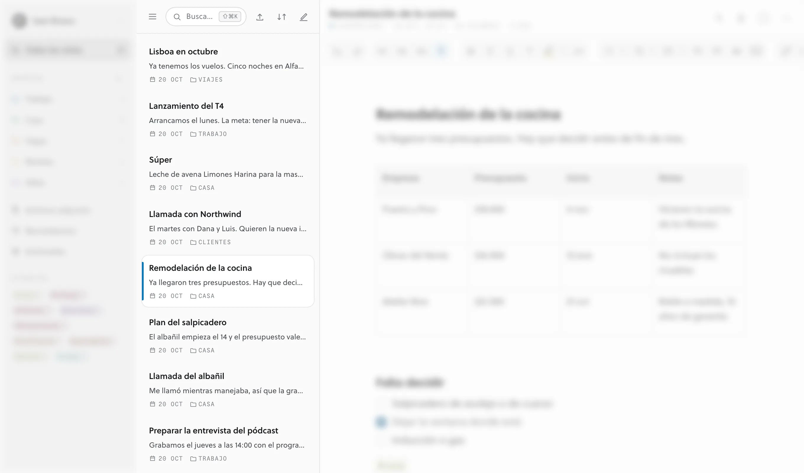 La lista de notas: cada fila muestra un título, la primera línea de la nota, su fecha y su carpeta.