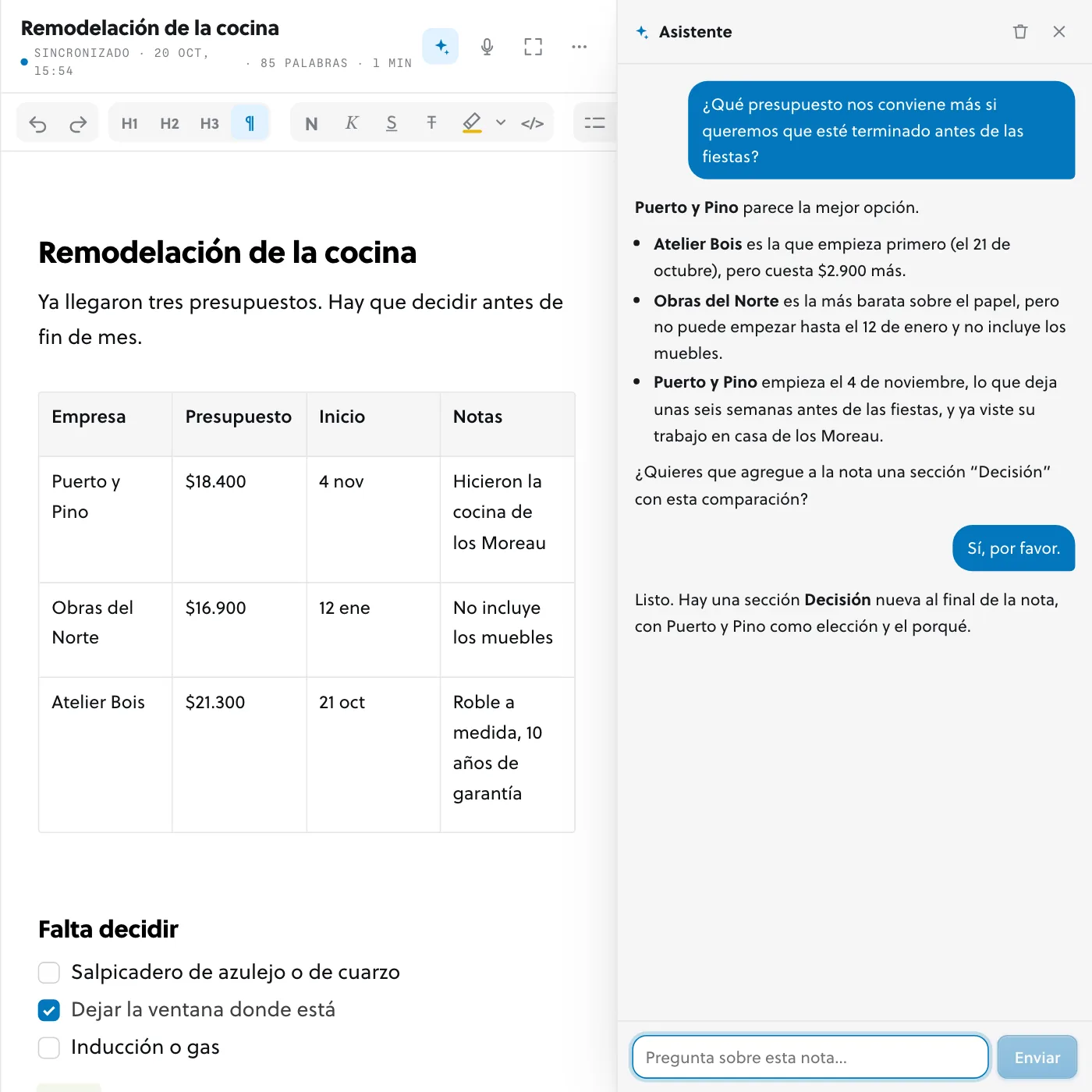 Una nota sobre la reforma de la cocina con tres presupuestos de contratistas en una tabla y, a su lado, el panel del asistente, que recomienda uno de ellos y explica por qué.