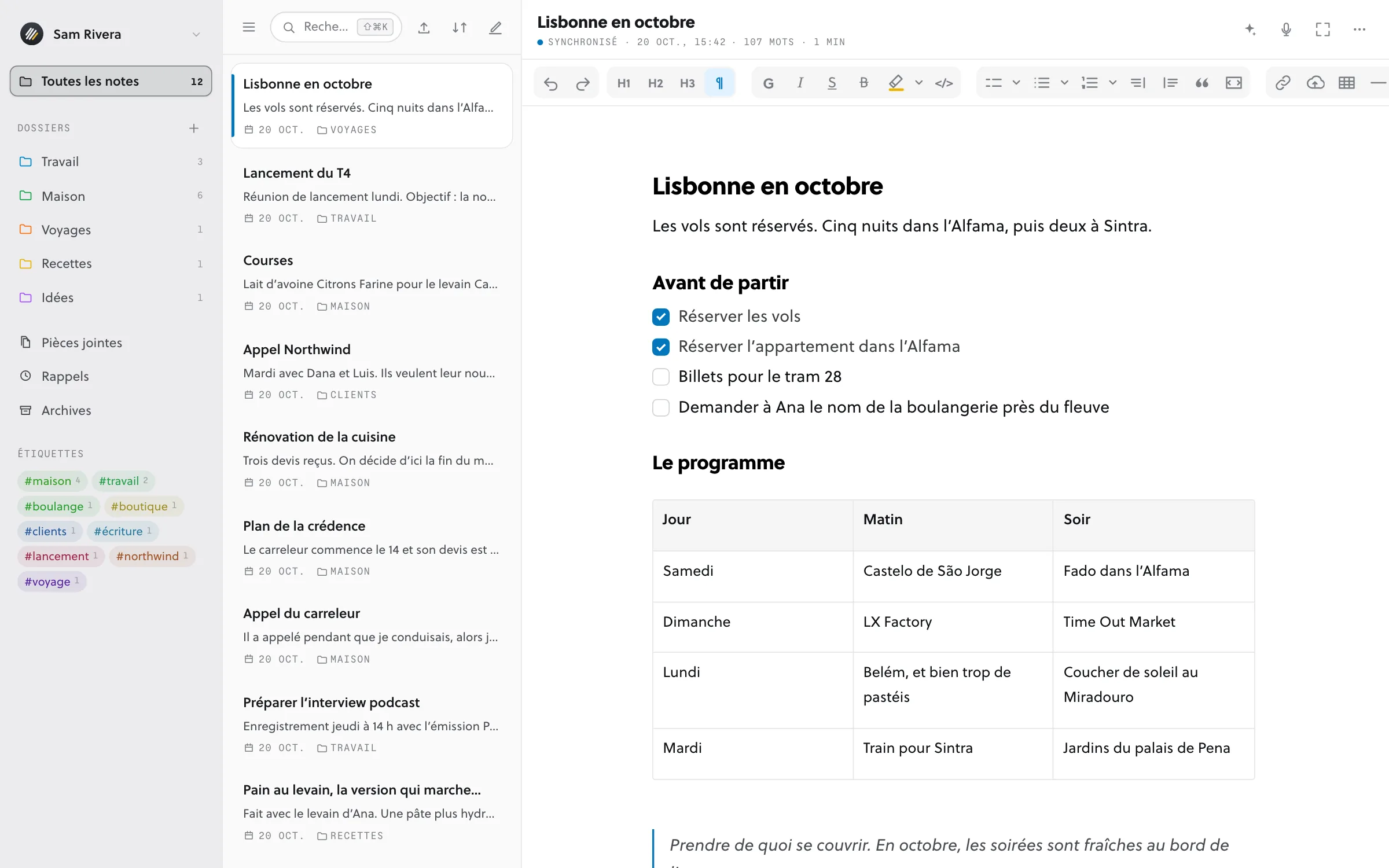 Scratchpad sur ordinateur : les dossiers à gauche, une liste de notes et une note intitulée Lisbon in October, avec une liste de tâches et un programme jour par jour dans un tableau.